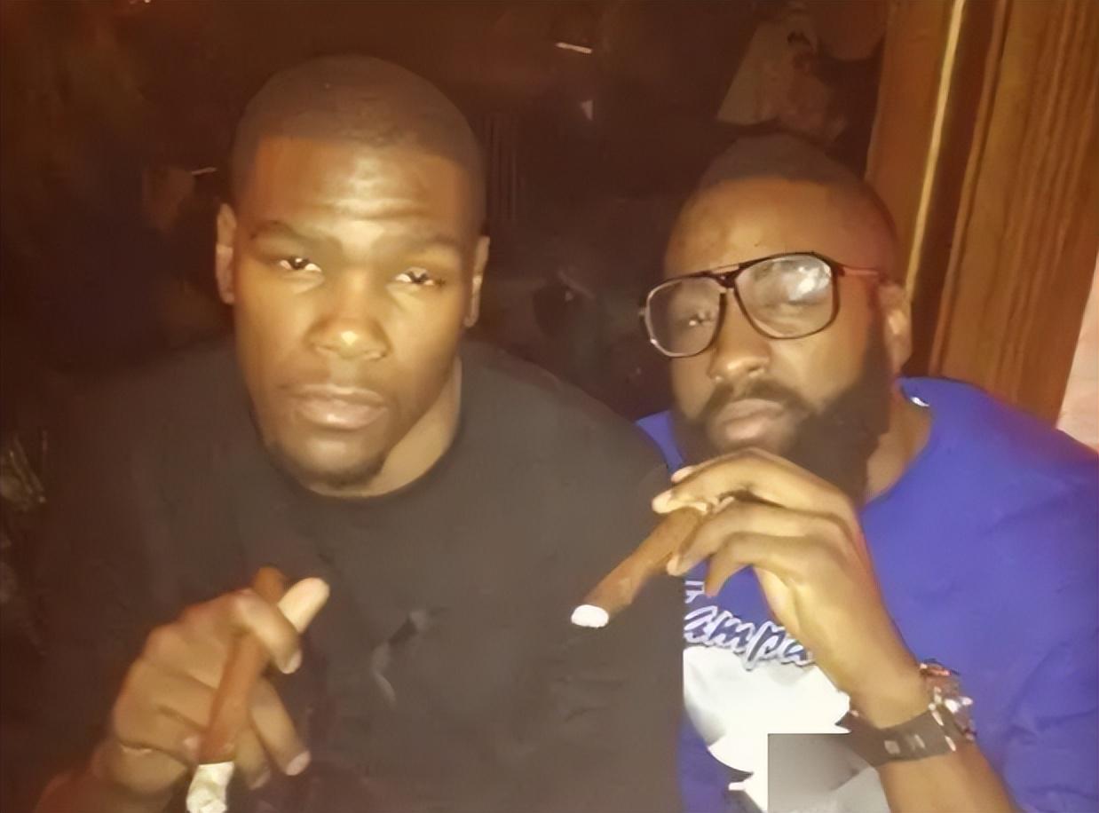 杜兰特和哈登两人抽雪茄,像是两个不良少年偷偷抽烟的感觉,气质甚至