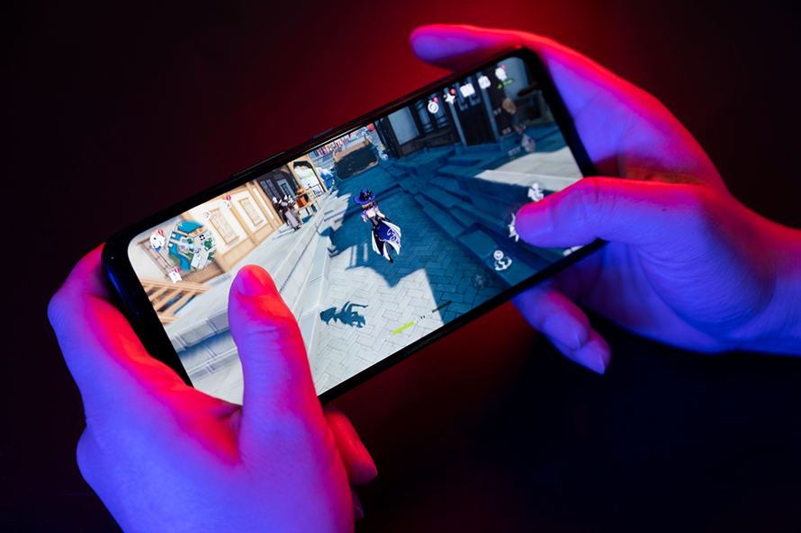 腾讯ROG游戏手机6 Pro首发评测，搭载骁龙8+处理器，驯龙成功