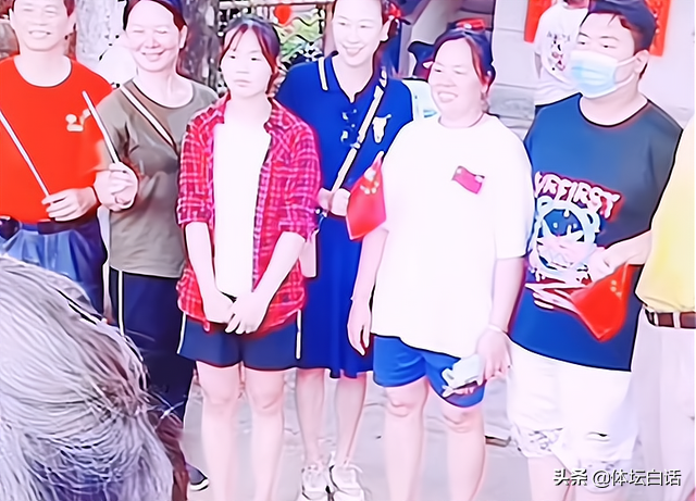 全红婵高中大姐罕见亮相！身材修长像爸爸，扎马尾一脸书生气