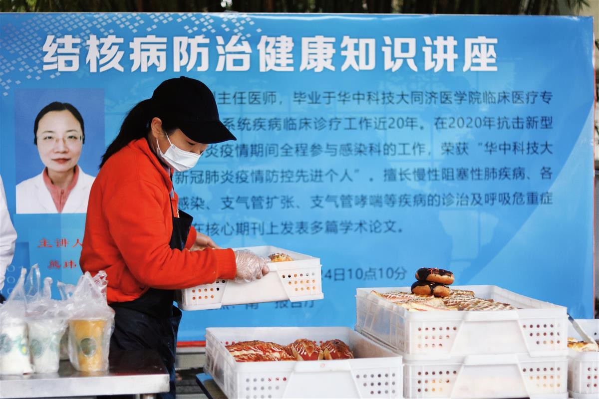 高校开设临时食堂，为师生提供暖心服务