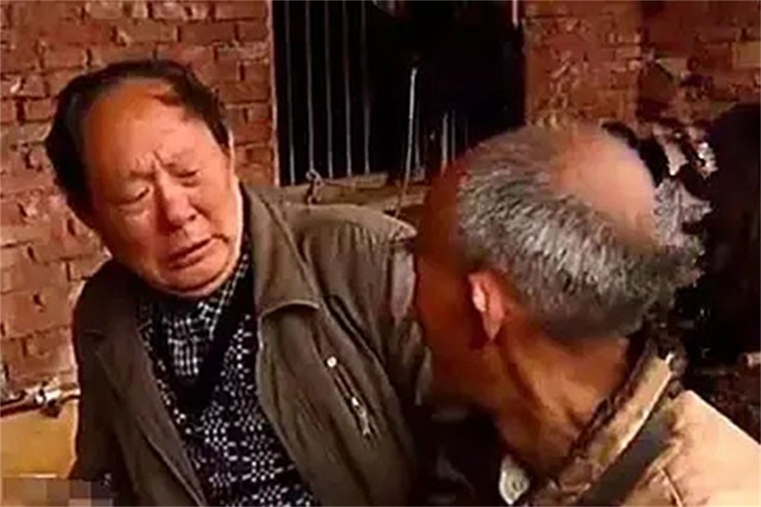 1995年的四川，老汉花120元买下女大学生，二人竟同住猪圈17年