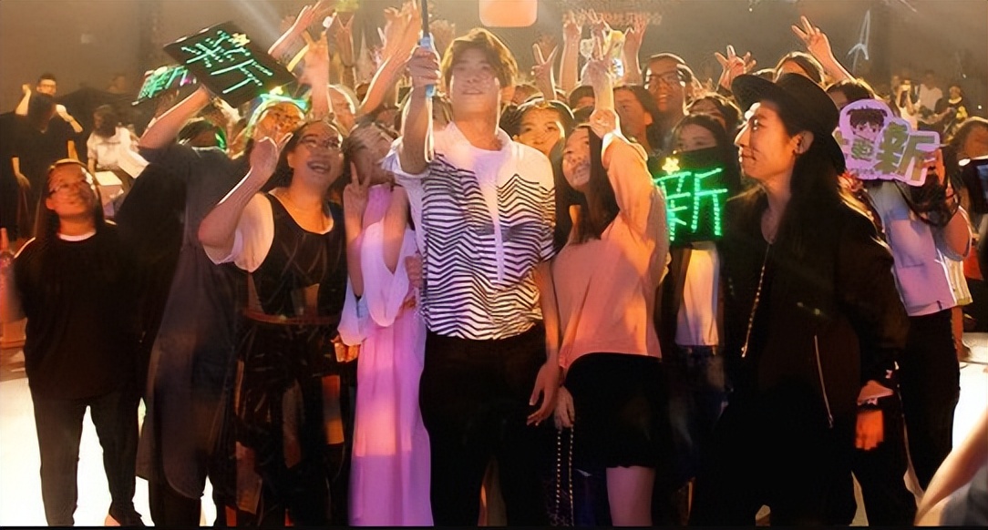 中国就是太把明星当回事，看看外国人是怎么对待中国明星的