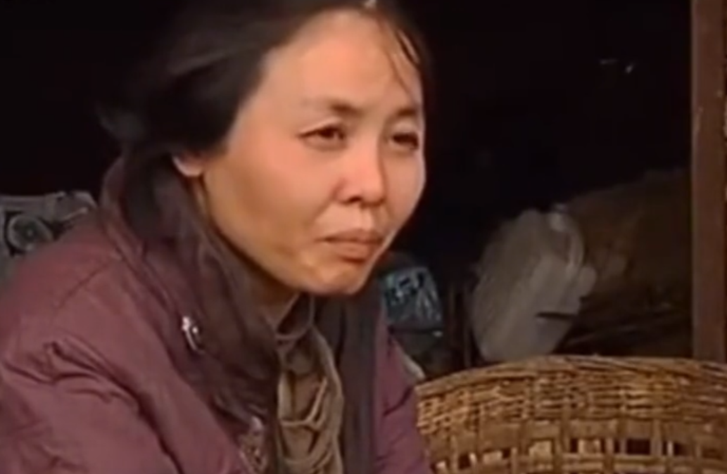 女学生被卖给50岁老光棍，每天睡猪圈遭毒打，父亲为何要原谅凶手