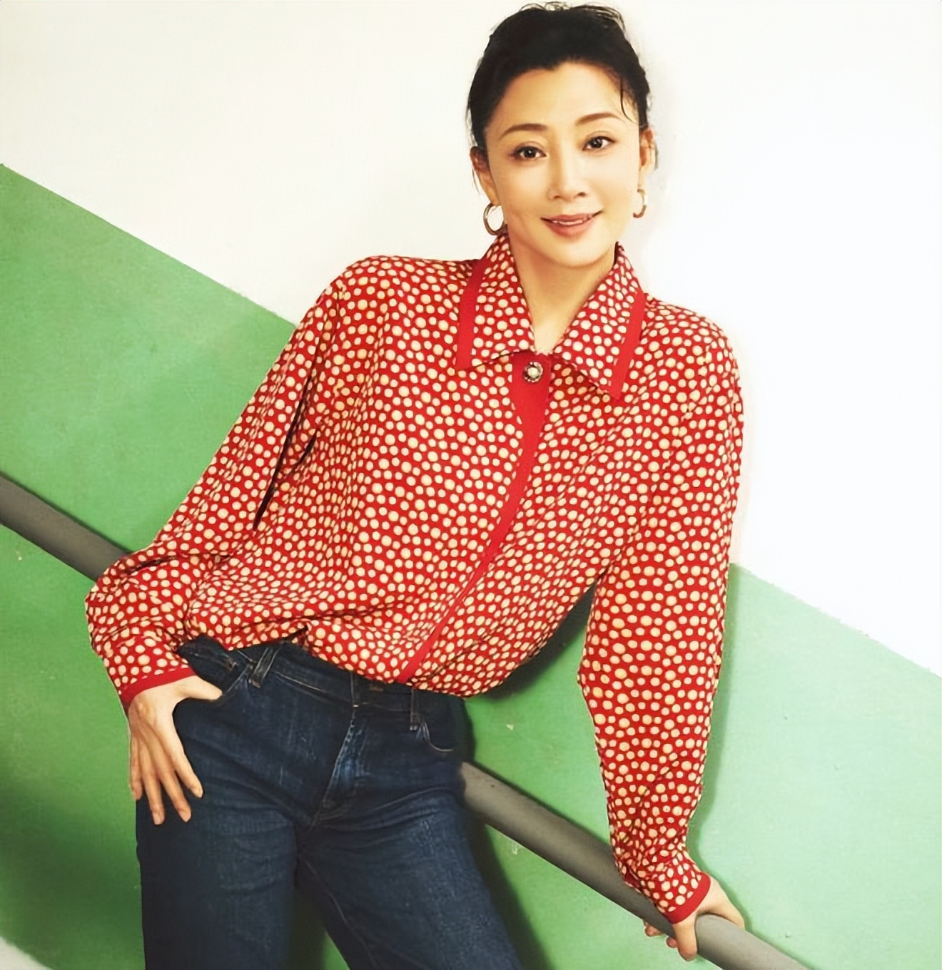 前夫入狱10年，与李金羽无疾而终，“水蜜桃”殷桃如今怎样了？