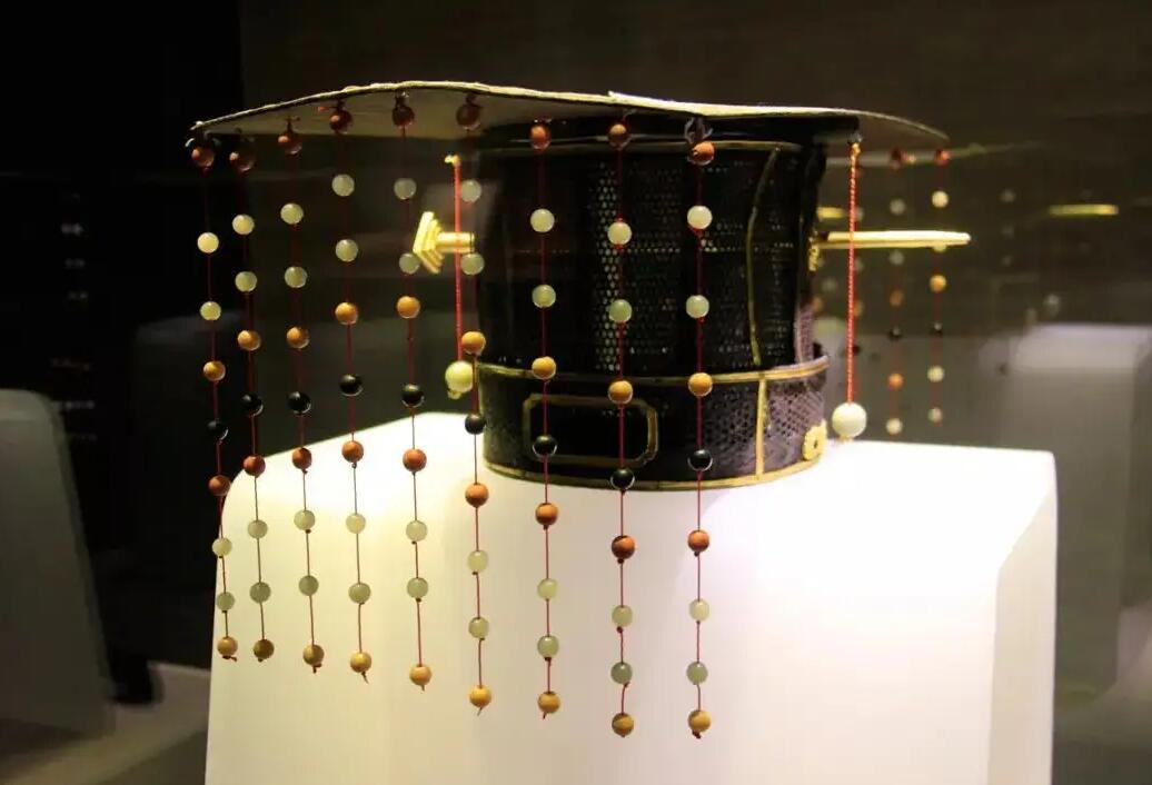 《周礼》旒冕复原图比如良渚文化的反山王冠,《周礼》中方相氏的傩戏