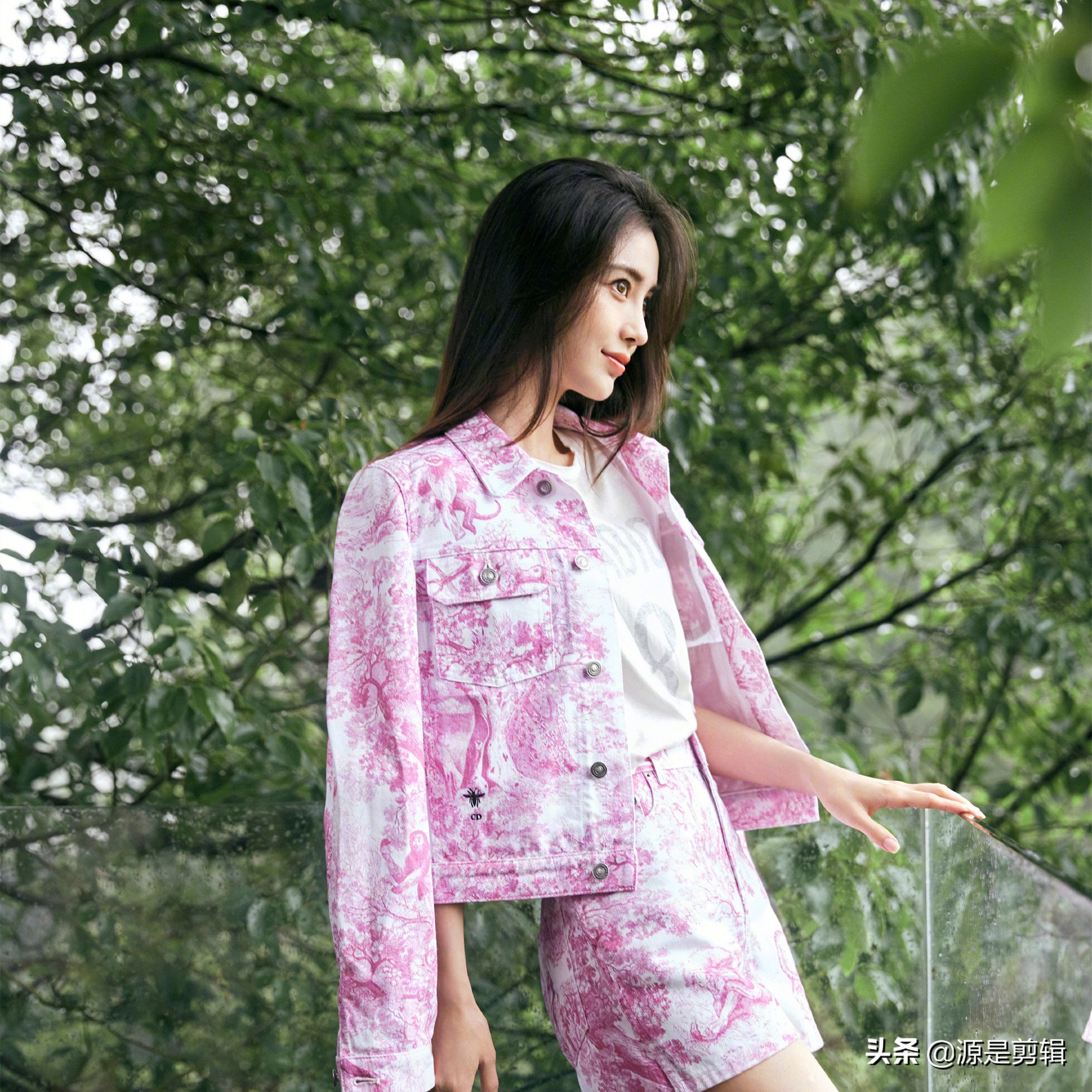 杨颖身穿粉红色外套清纯可爱成熟