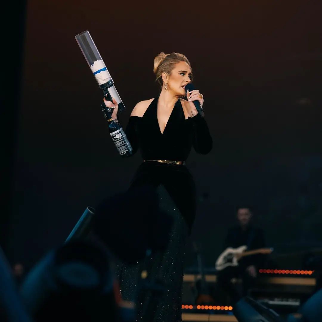 被“贴标签”也没改变她的想法，Adele这些年到底在坚持什么？