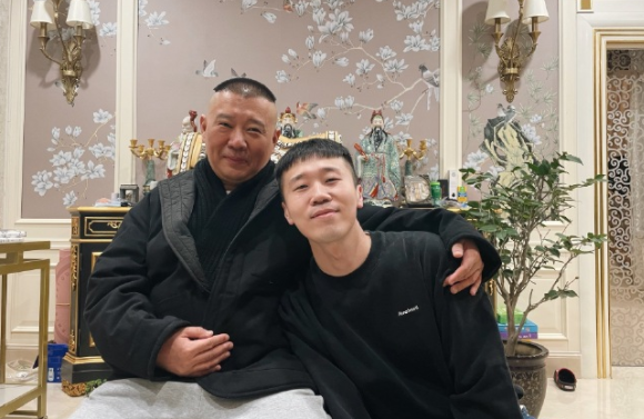 郭德纲49岁生日，德云社齐为师父庆生，岳云鹏卡点祝福细节满满