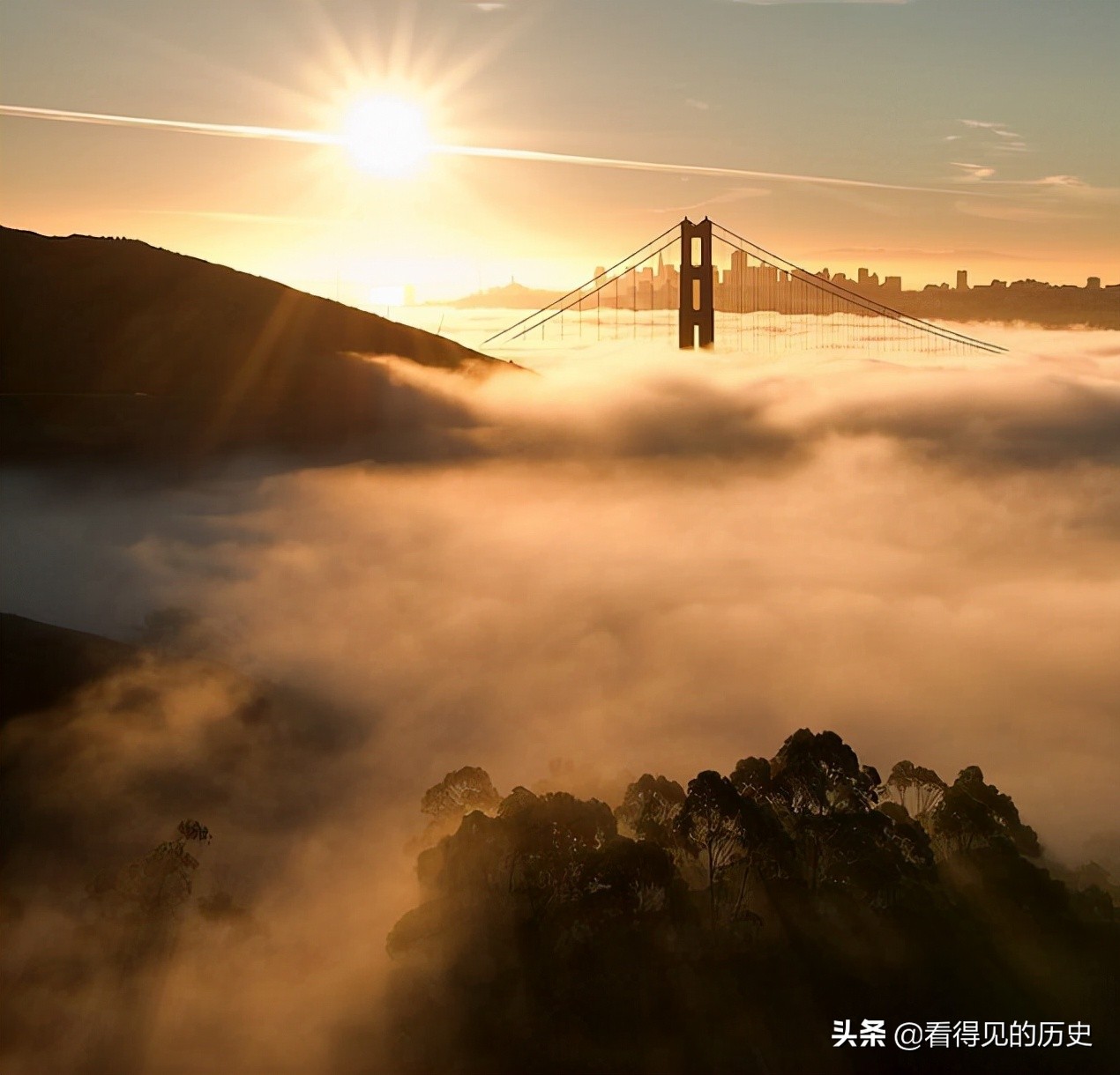雾中的美国旧金山金门大桥 是如此美丽 想去看看么？