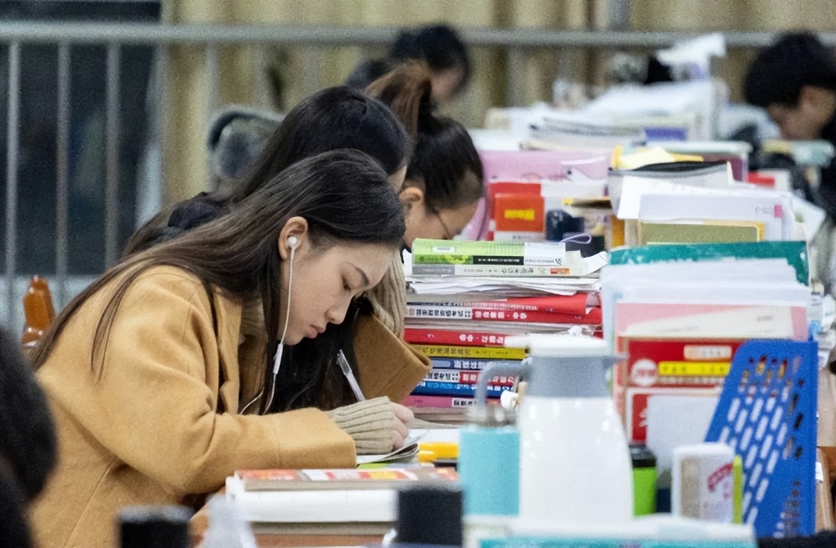 高考和考研可以对比吗？两者区别比较明显，考研的难度相对更大