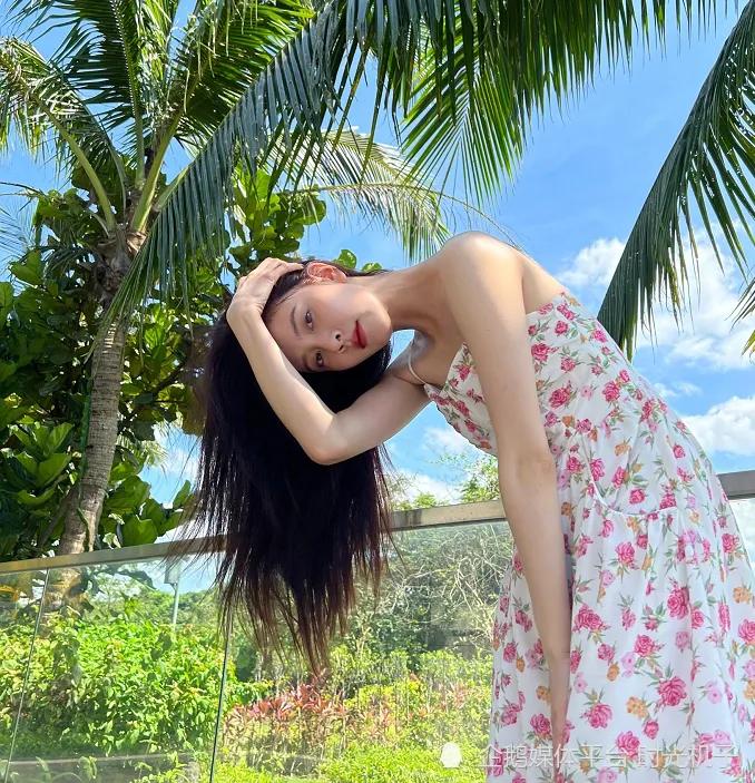 赵露思和宋妍霏撞衫，同一件碎花裙谁更美？