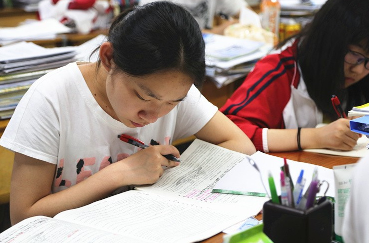 英语到底是否退出“中高考”？官方回应来了，学生直言终于等到了