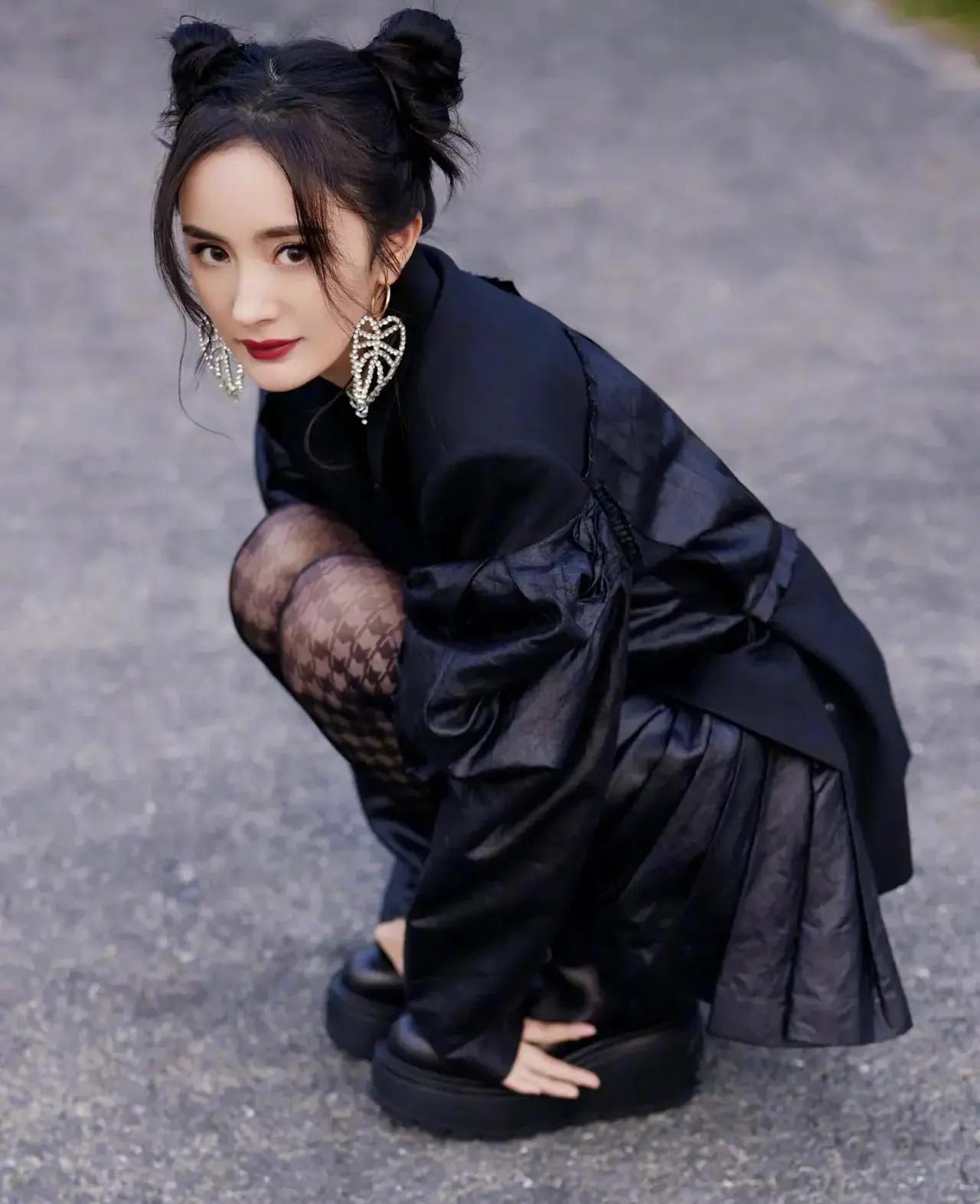 杨幂双尾麻花辫少女风—清新装扮，青春靓丽，俏皮灵动