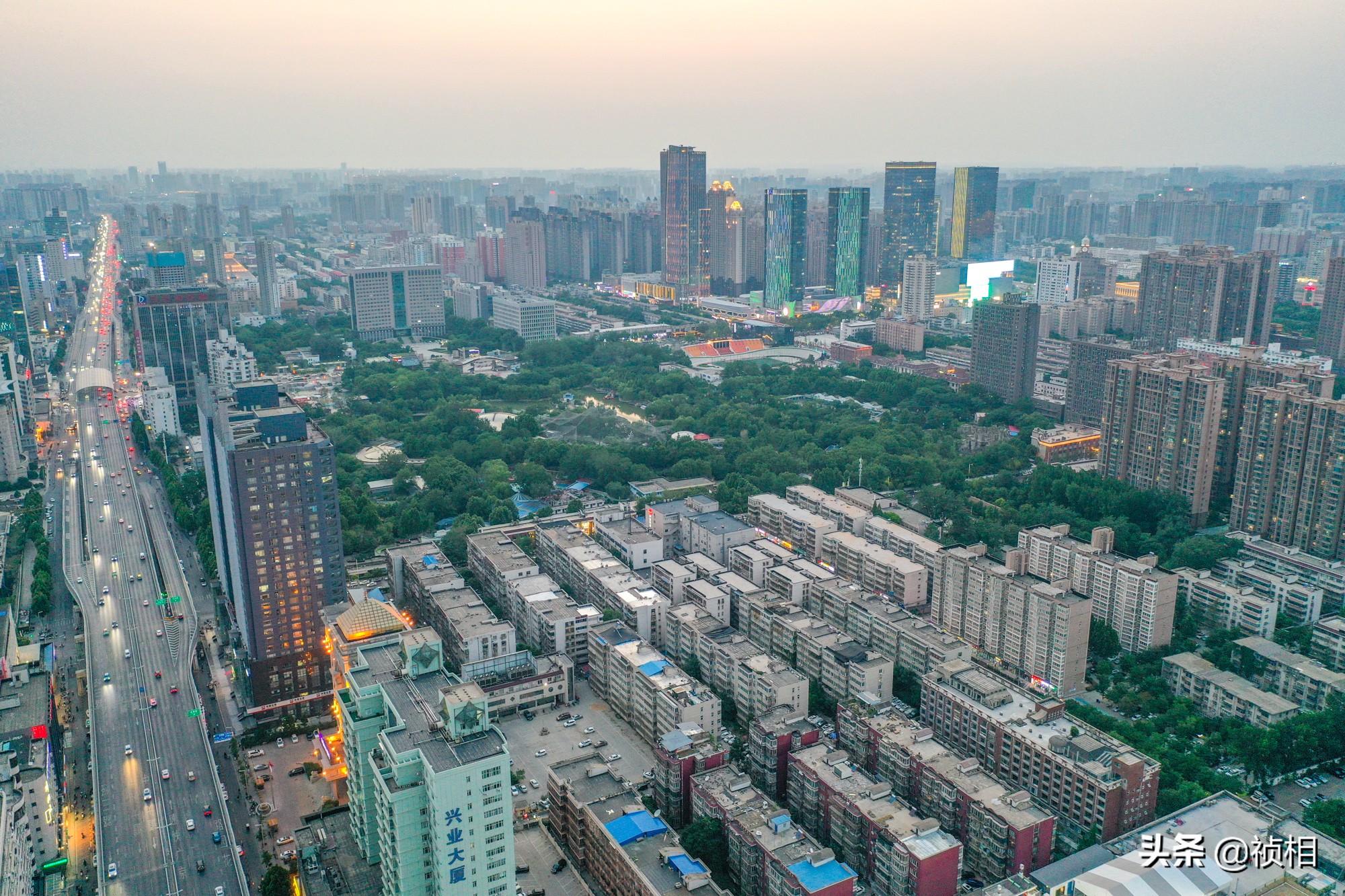 繁华忙碌的郑州回来了！航拍夜幕下的郑州，高楼林立夜景美