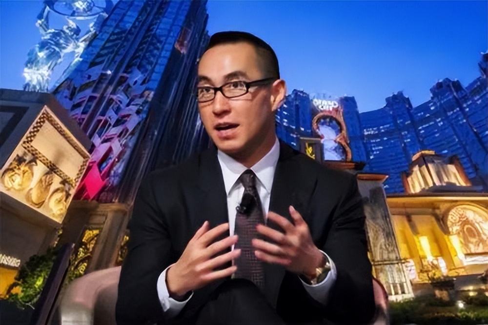 何猷龙：23岁娶初恋，结婚22年零绯闻，靠自己赚百亿家产