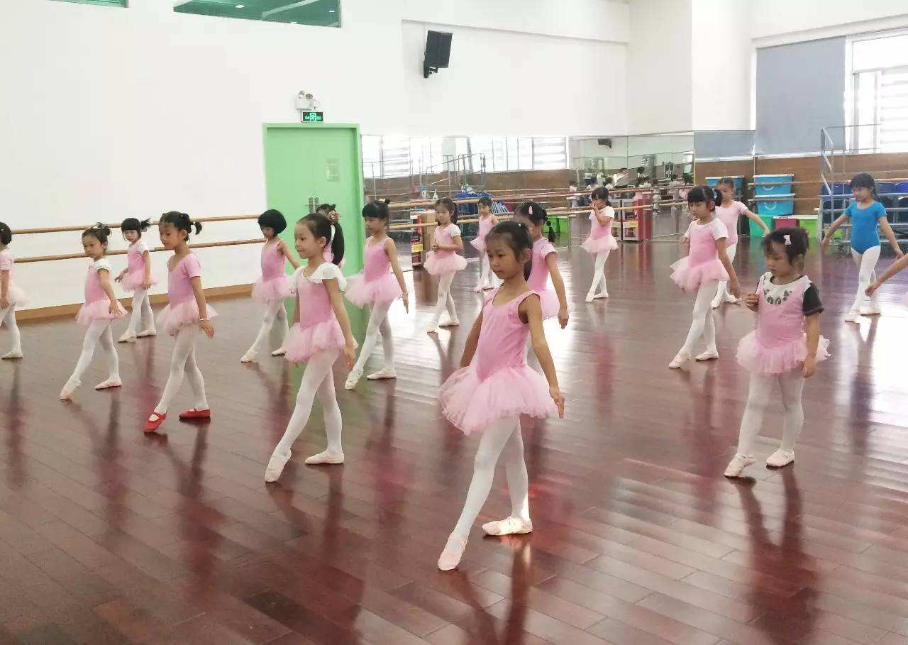 舞蹈，是危险的兴趣班，别被环境和老师误导，娃没天分，别硬学