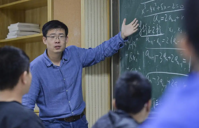 北大博士入职深圳大学7年，月薪3000开不起网课，网友直言不敢信