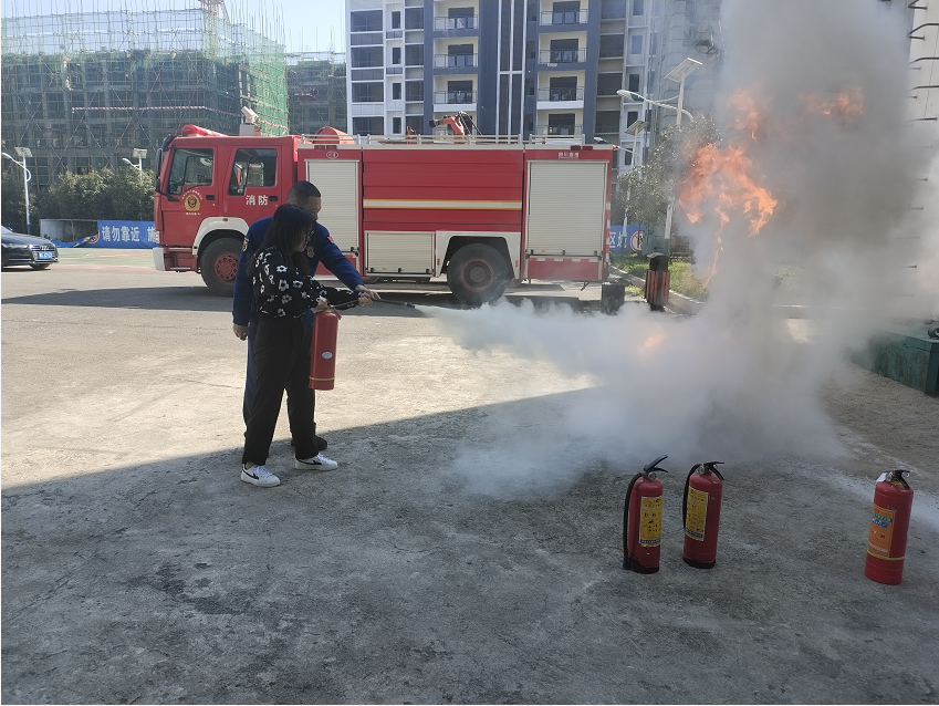 “女神”变身为“火焰之青”——紫云自治县消防救助大队“女性消防救助队一日体验”活动