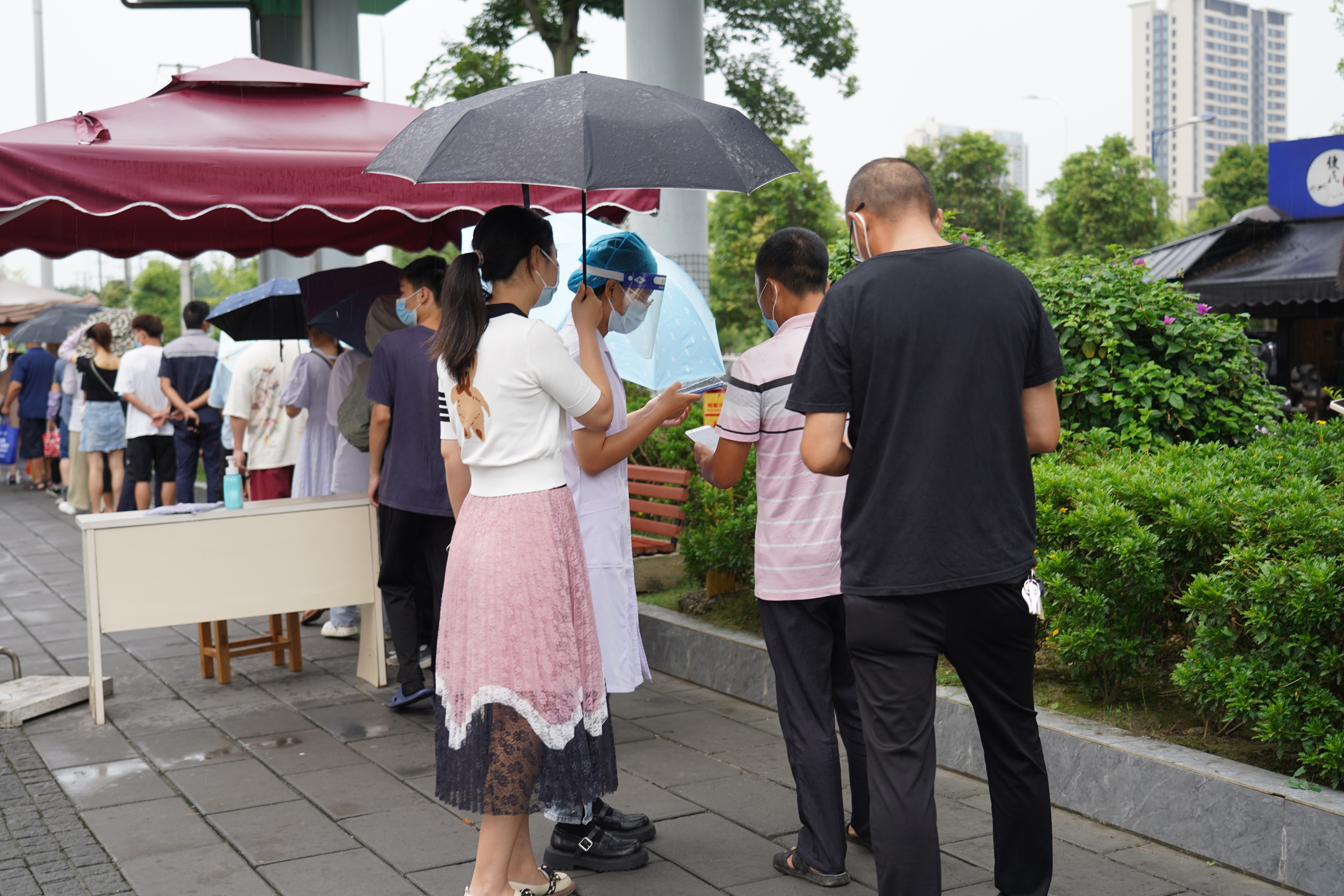 郫都区人民医院：全力保障市民核酸检测需求，筑起安全防护网