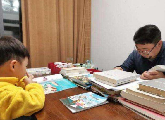 北大毕业家长和妻子赛证书，谁输谁就辅导孩子写作业，最后谁赢了