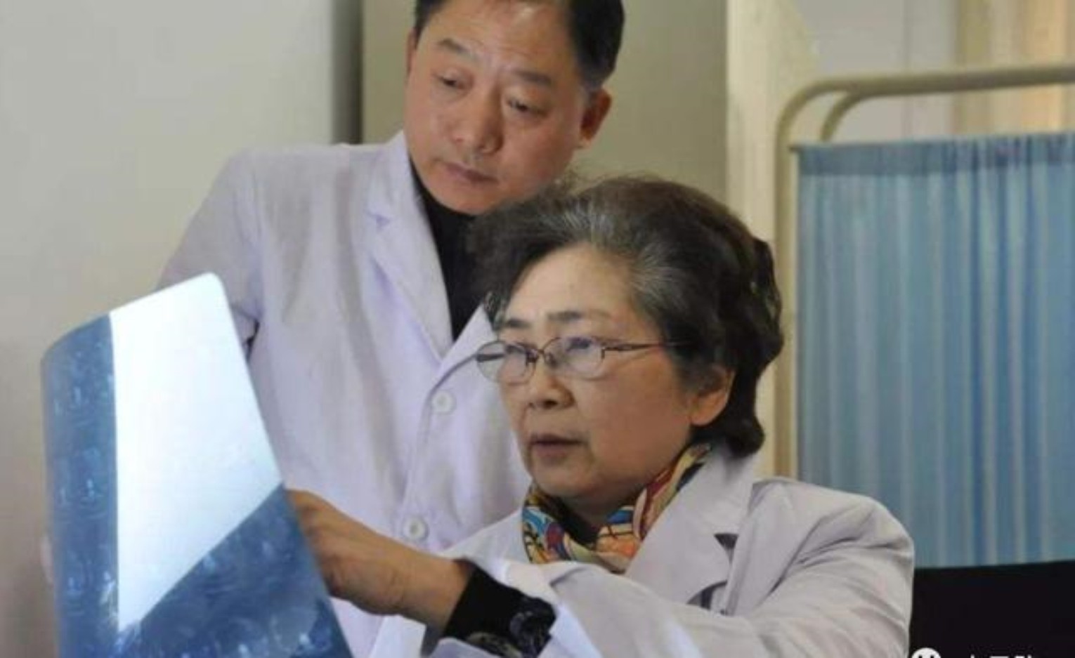 李兰娟，从无钱上学到村医到卫生厅长再到院士，母亲：唉，苦的