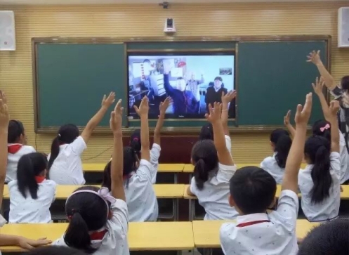 有种“谐音梗”叫老师讲话，学生笑得前仰后合，被老师“拿捏”了