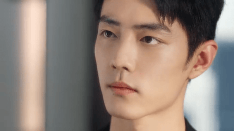 YSL代言人肖战真帅啊，简约黑色西装，俊逸潇洒姿态比夜色更迷人