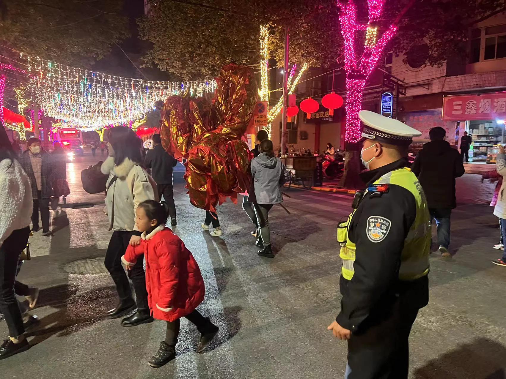 元宵“警”色浓 汉中交警一大队坚守保畅护平安