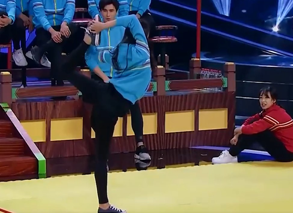 女明星热巴光脚做瑜伽!穿短裤炫出一双细白腿,瘦到肩膀凸出两块