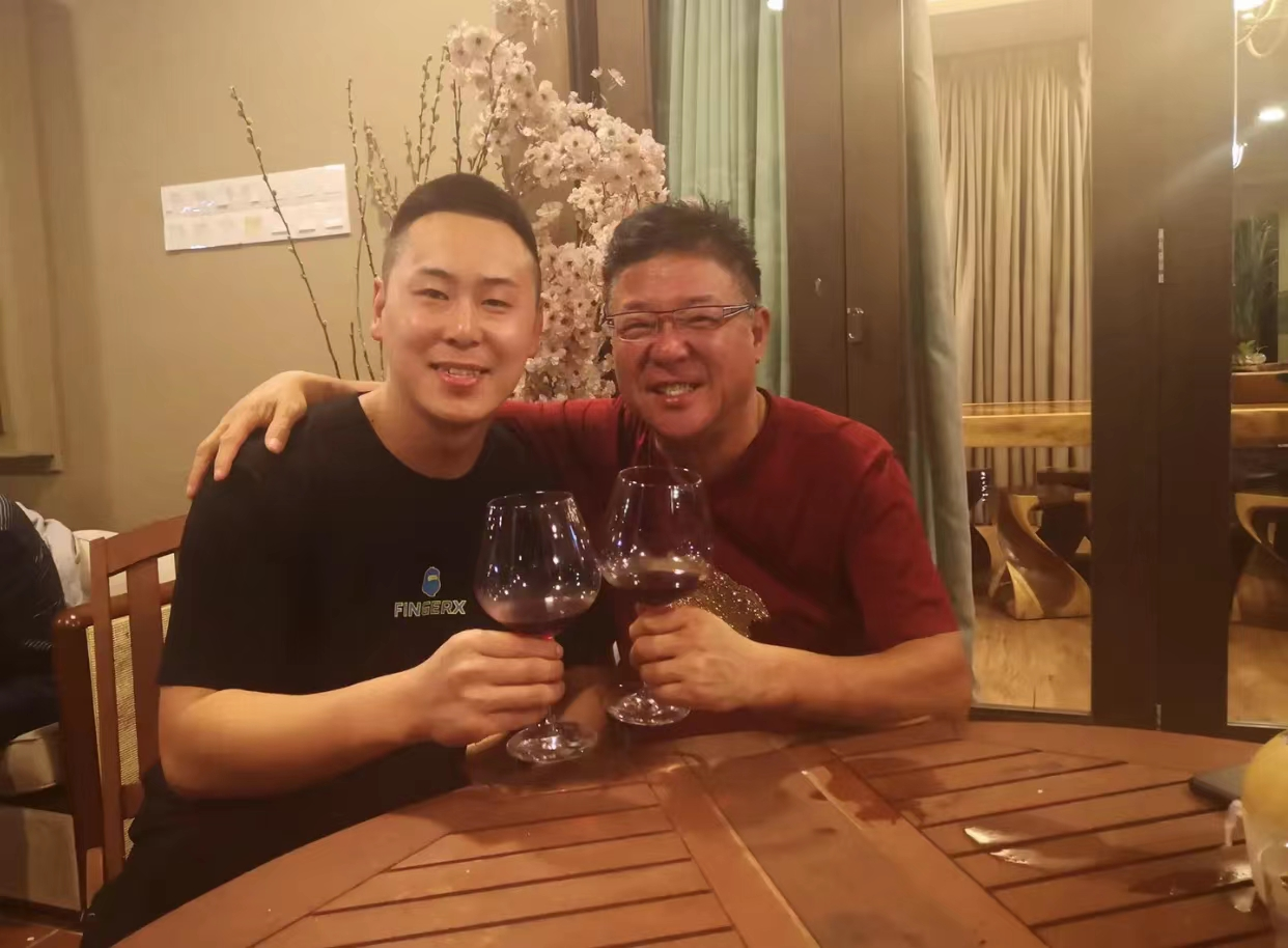 63岁姜育恒豪宅宴客，穿4000多T恤喝得满脸通红，身材发福认不出