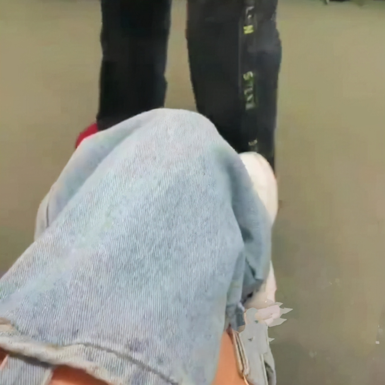 广东：好坐地铁，因穿着被大妈训斥一路，说到兴起时还连拍带打