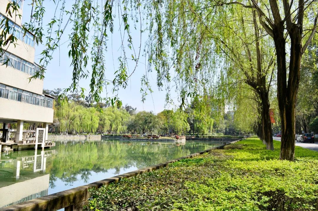 “恐龙”守候，坐拥4大食堂、水上图书馆！2022，成都理工大学等你来！