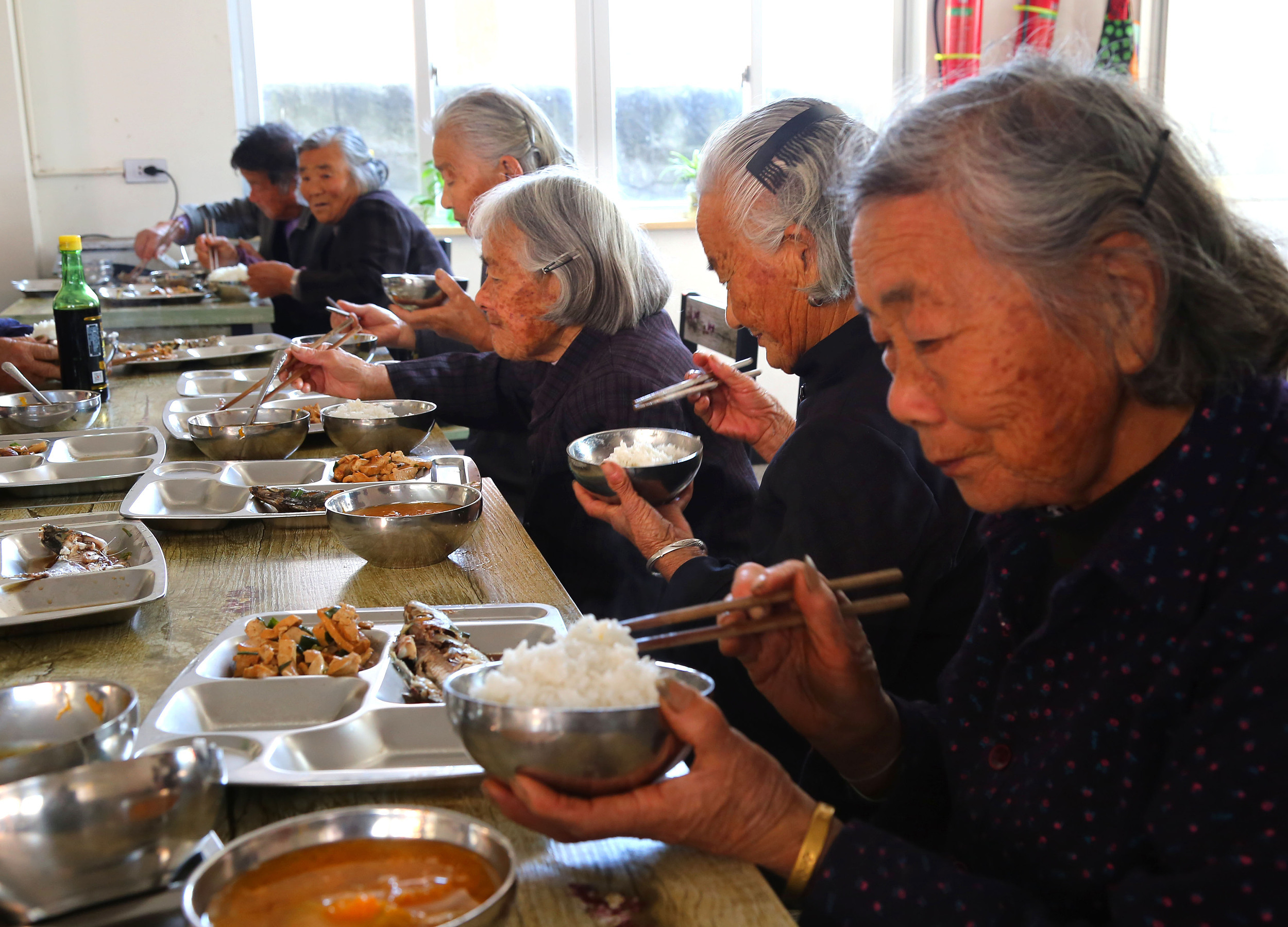 我国将着重解决农村老人养老问题,三大改革实施,关键问题在这里_热门