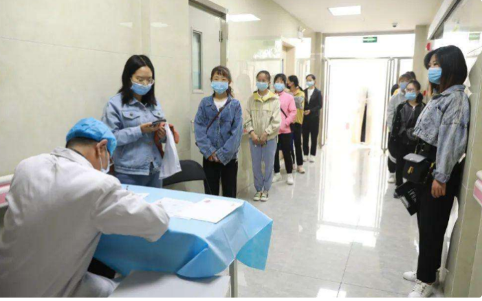 高考体检要“全部脱光”？学生们忐忑不已，医生：你以为我想看？