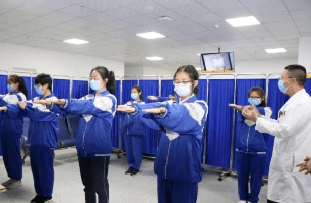 高考体检有多严格？需要“全部脱光”检查吗？医生表示我也不想看