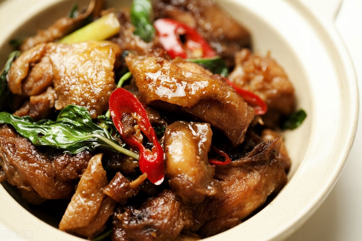 三杯鸡、鄱阳湖藜蒿炒腊肉……这些低调又美味的江西名菜，你知道几个？