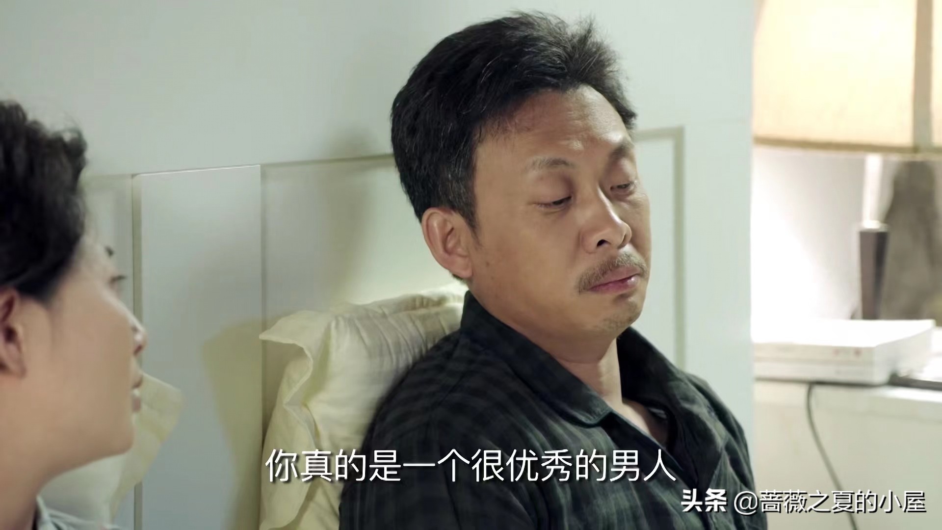 鸡毛飞上天：骆父去世，骆玉珠擦掉口红，陈江河的红色毛衣太讽刺