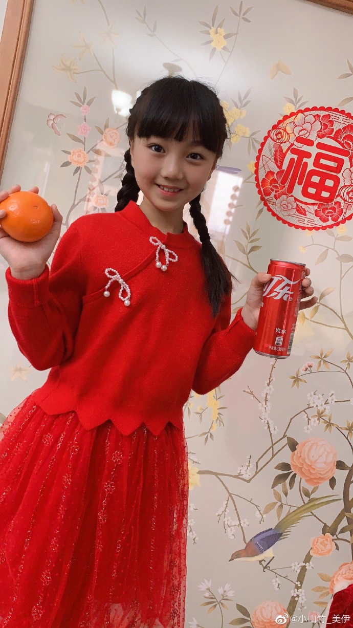 邓伦“女儿”小山竹，教妈妈拍辣妹照！淡出娱乐圈，越长越美