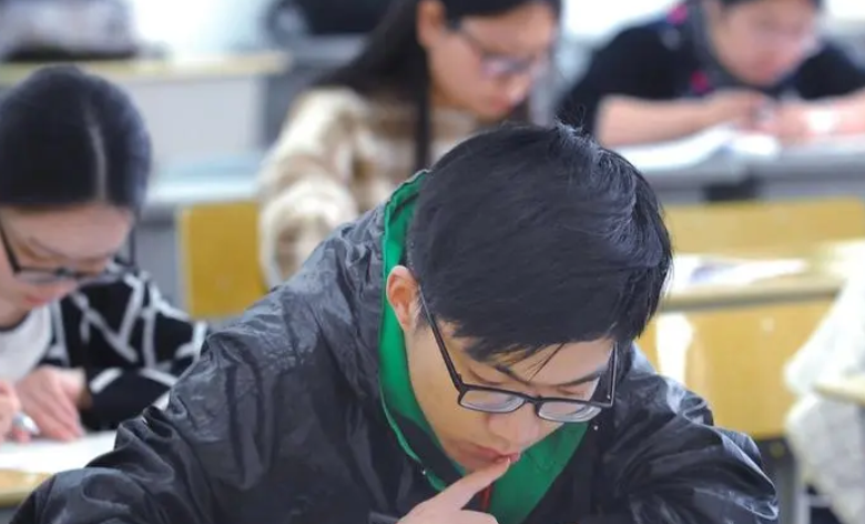 公务员或将迎改动，“考公”不是唯一道路，这3类学生可免试上岸