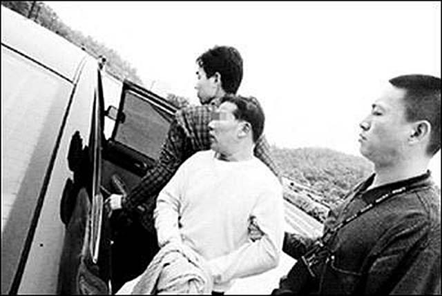 05年审判陈毅锋时欲抹黑执法部门，声称遭受私刑：被吊了15个小时