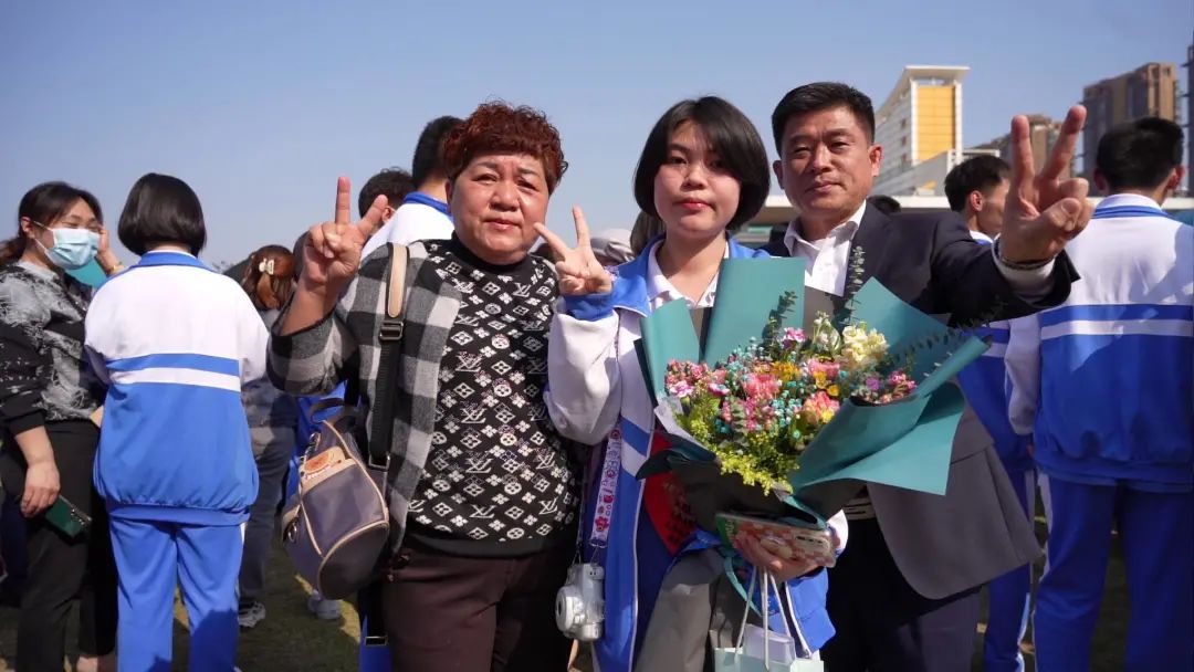 十八而志，冲刺高考！海口各中学举行成人礼暨百日誓师大会