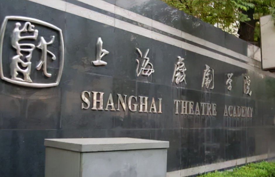 邓伦偷税1.06亿的背后，家庭背景也被扒出，高开低走比较可惜