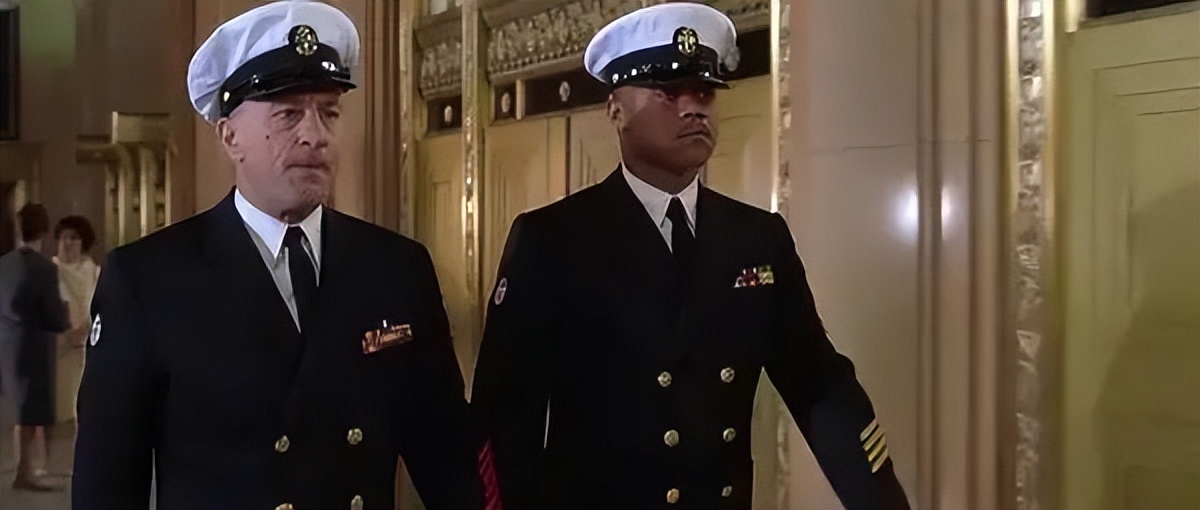 《怒海潜将》德尼罗古丁演技炸裂！不亚于狂风暴雨的袭击