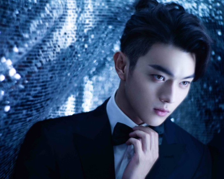 “龙须刘海”不要轻易尝试！有人仙气十足，有人酷似蟑螂精