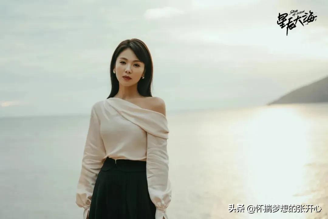 刘涛这张剧照堪称经典，斜肩衬衫配西装裤，长发披肩尽显温柔