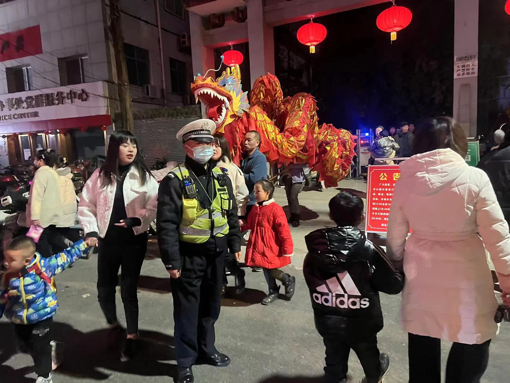 元宵“警”色浓 汉中交警一大队坚守保畅护平安
