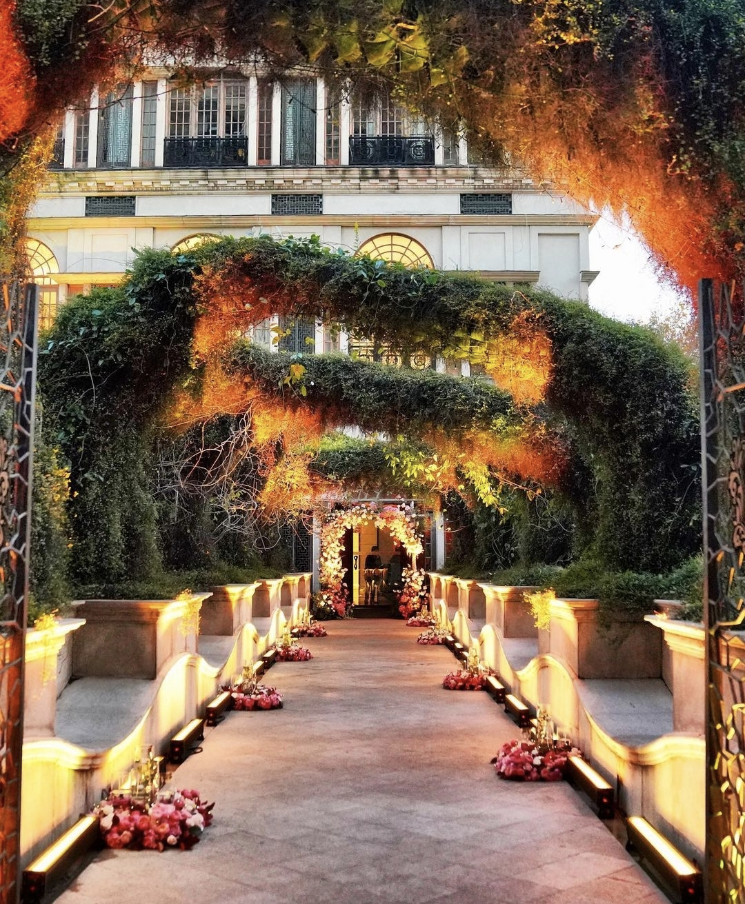 梁朝伟罕晒夫妻恩爱合影为老婆庆生，他坐扶手刘嘉玲坐沙发地位高