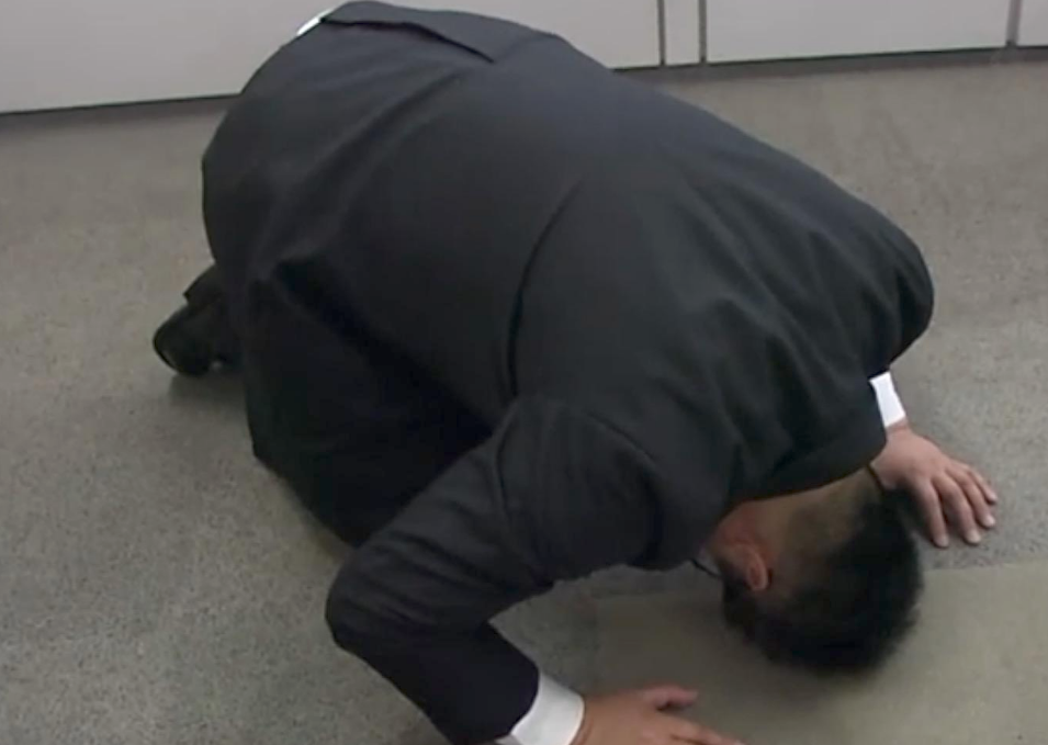 2005年独臂父亲参加家长会被笑话，校长发现父亲是救命恩人后下跪