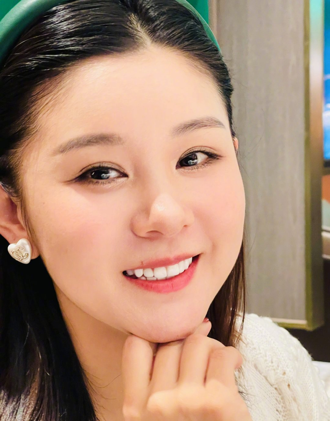 36岁李小萌晒新年照,产后2个月娃娃脸状态好,二胎儿子侧颜可爱