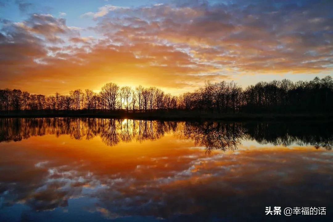 天际霞光入水中，水中天际一时红